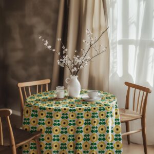 Aranżacja stołu z obrusm, biała ceramika i wazon z gałązkami przy oknie