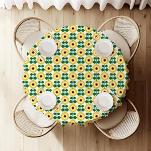 Widok z góry na okrągły stół nakryty obrusem z ustawionymi talerzami i sztućcami