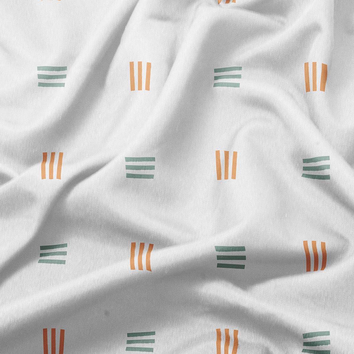 zbliżenie na fakturę tkaniny i powtarzający się motyw krótkich kresek w dwóch kolorach