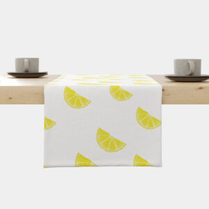 Bieżnik z wzorem plasterków cytryny rozłożony na stole, ujęcie z przodu