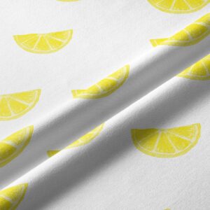 Zbliżenie na tkaninę i nadruk żółtych plasterków cytryny