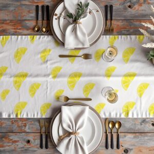 Aranżacja stołu z bieżnikiem, nakryciami i szkłem widziana z góry