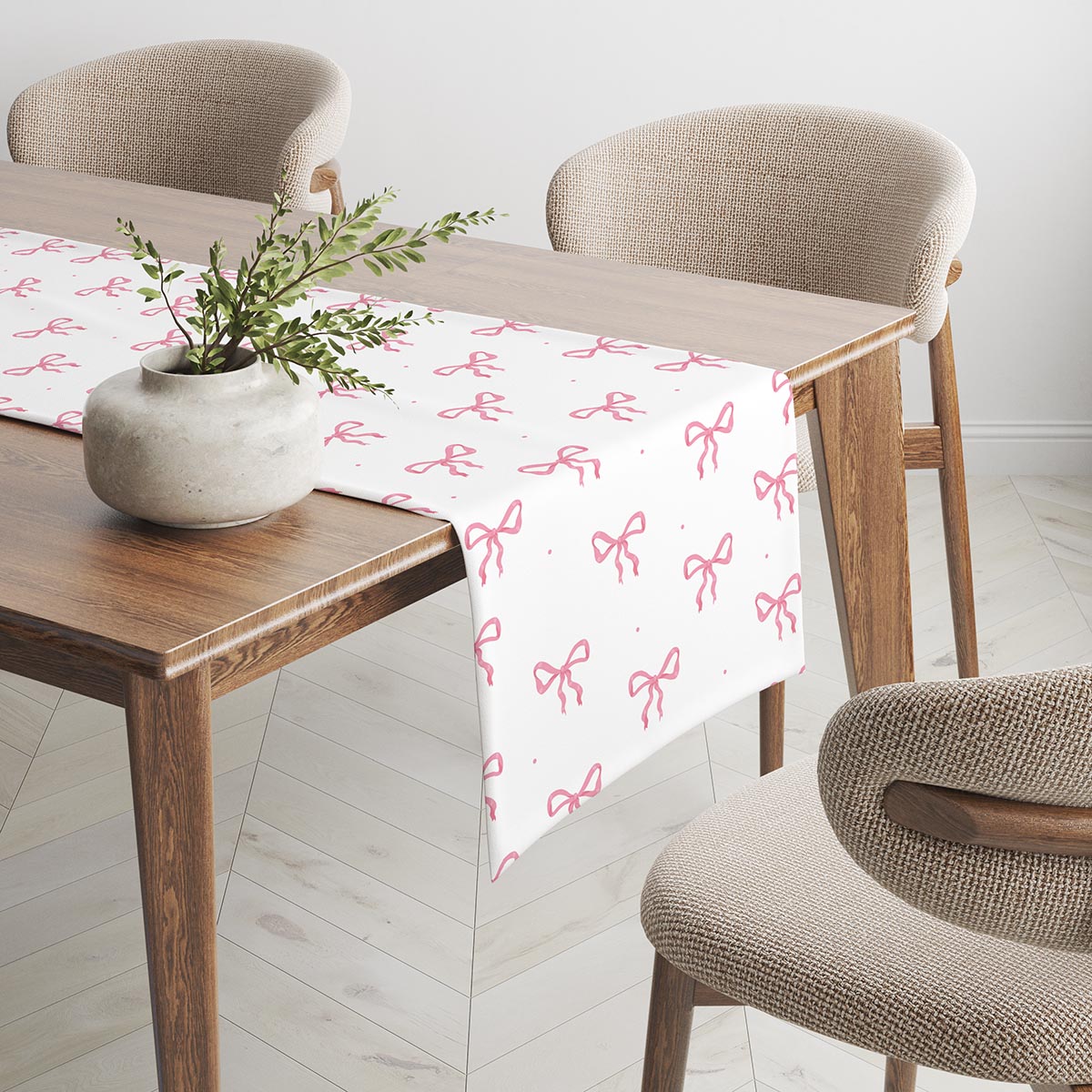 Bieżnik w aranżacji jadalni na drewnianym stole obok krzeseł