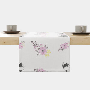 Bieżnik z motywem lisów i akwarelowych kwiatów rozłożony na stole, widok z przodu