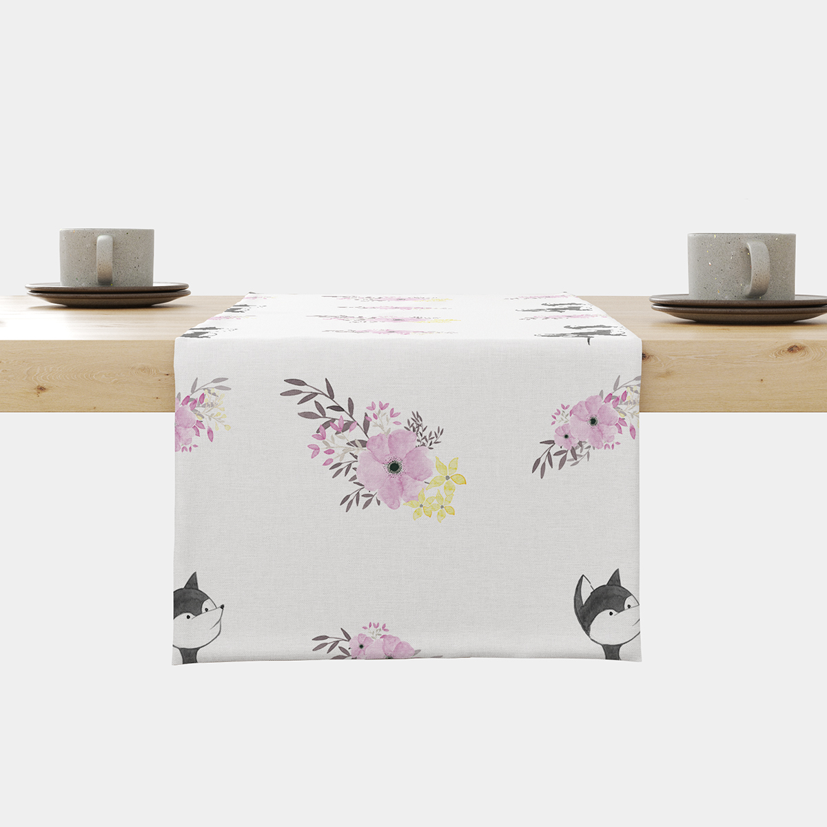 Bieżnik z motywem lisów i akwarelowych kwiatów rozłożony na stole, widok z przodu