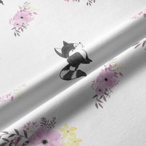 Detal tkaniny z uroczym liskiem i różowymi bukietami w stylu akwareli