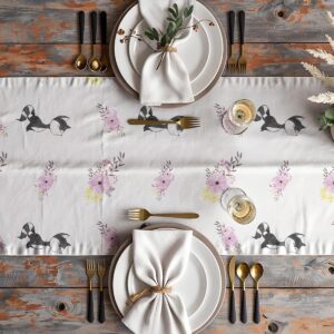 Aranżacja stołu z bieżnikiem, zastawą i złotymi sztućcami
