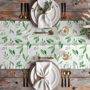 Aranżacja stołu z bieżnikiem, zastawą i dekoracjami w naturalnym stylu