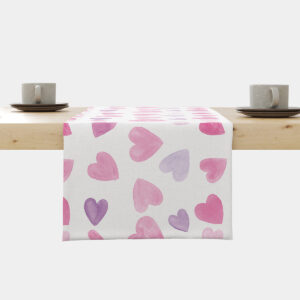 Główne ujęcie: bieżnik z różowo-lawendowymi akwarelowymi sercami rozłożony na stole