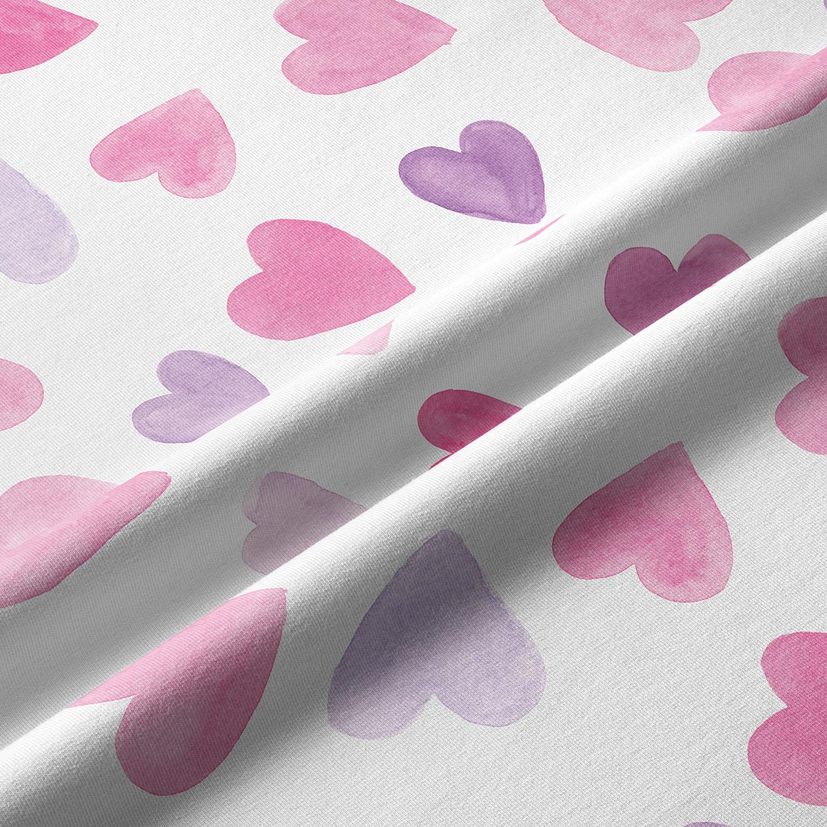 Zbliżenie na fakturę tkaniny i delikatne przejścia kolorów w sercach