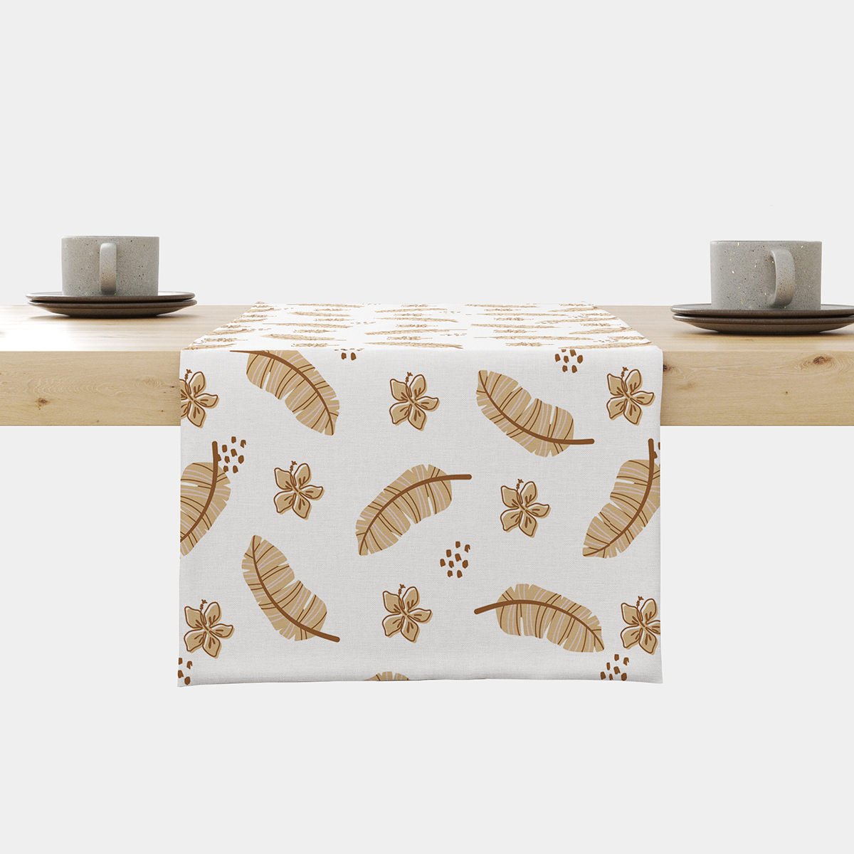 Bieżnik z beżowymi piórami i kwiatami ułożony na stole, widok frontowy