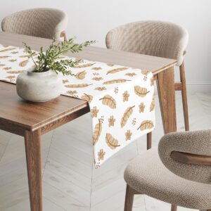 Bieżnik rozciągnięty na drewnianym stole w jasnym wnętrzu, ujęcie boczne