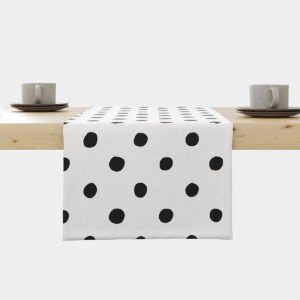 Bieżnik z czarnymi kropkami na białym tle na stole z filiżankami, główne ujęcie