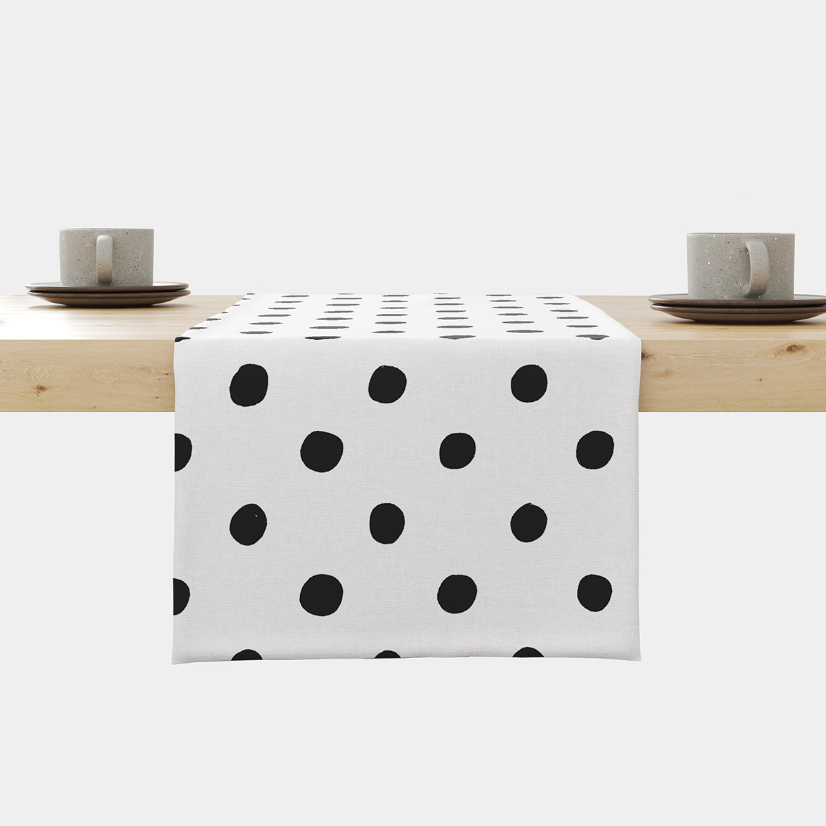 Bieżnik z czarnymi kropkami na białym tle na stole z filiżankami, główne ujęcie