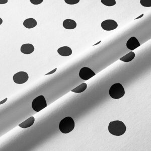 Zbliżenie na tkaninę bieżnika pokazujące czarne kropki i fakturę materiału