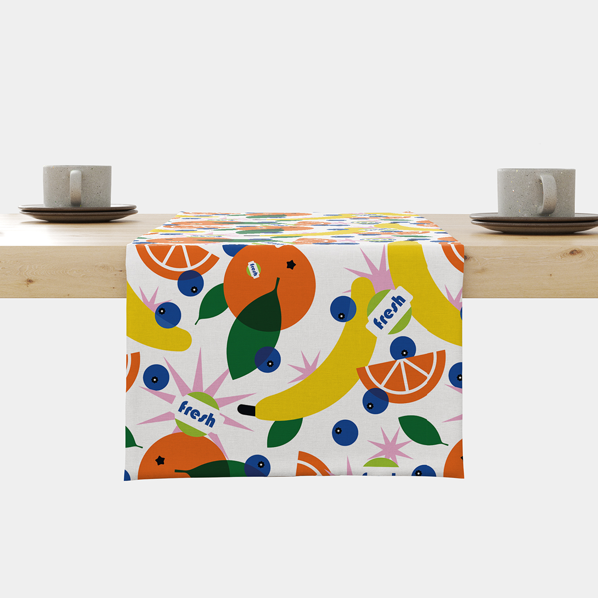 Bieżnik z kolorowym wzorem bananów, pomarańczy i jagód na jasnym stole - główne ujęcie