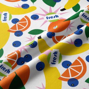 Detal tkaniny pokazujący intensywne kolory i nadruk "fresh" na wzorze owoców