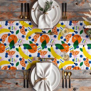 Aranżacja stołu z bieżnikiem i zastawą, pokazująca jak wzór ożywia drewniany stół