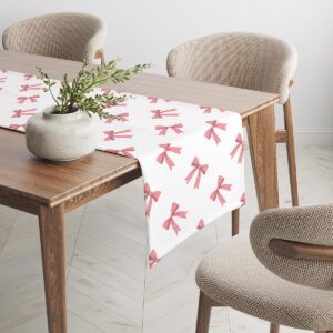 Bieżnik rozłożony na stole w nowoczesnej, jasnej jadalni