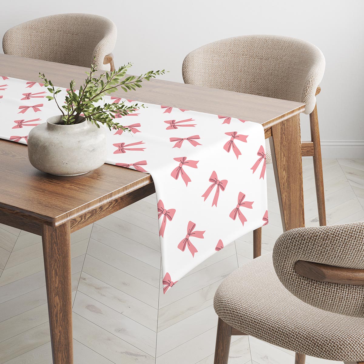 Bieżnik rozłożony na stole w nowoczesnej, jasnej jadalni