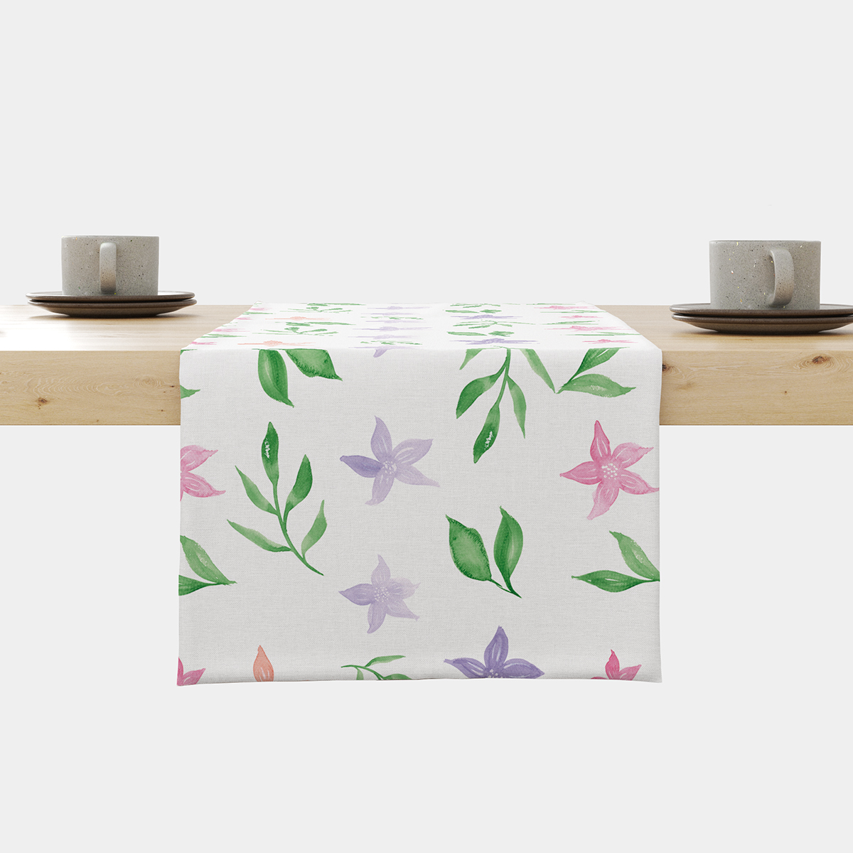 Bieżnik z akwarelowymi kwiatami i zielonymi listkami na jasnym stole, widok z przodu