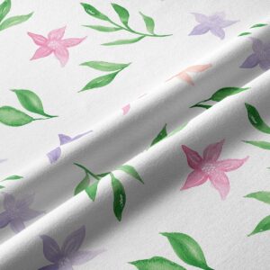 Zbliżenie na fakturę tkaniny i detale akwarelowych kwiatów oraz liści