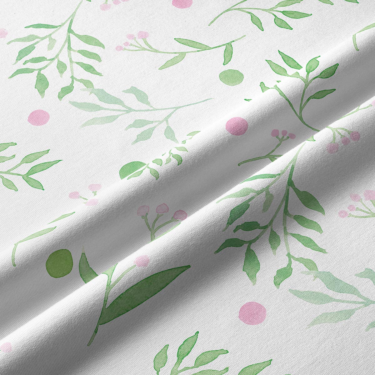 Zbliżenie na tkaninę z delikatnymi akwarelowymi pociągnięciami pędzla i różowymi kropkami