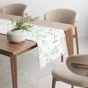 Bieżnik ułożony przy krawędzi stołu z wazonem i naturalną dekoracją — stylizowane ujęcie