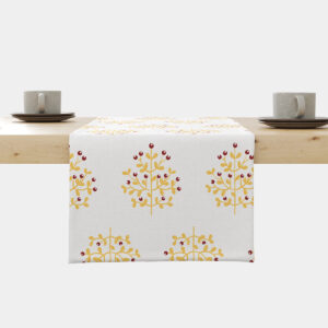 biały bieżnik z wzorem złotych gałązek i bordowych jagód na drewnianym stole, ujęcie z przodu