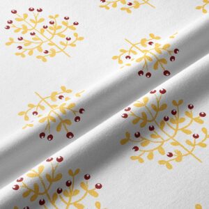 zbliżenie materiału pokazujące detale nadruku gałązek i jagód na tle tkaniny