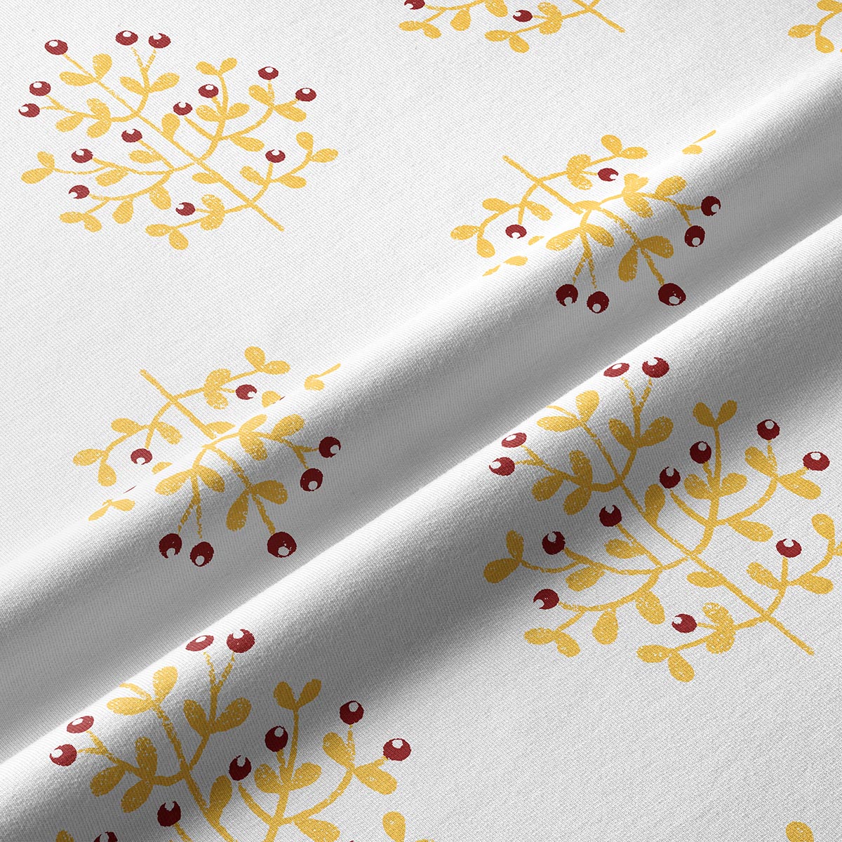 zbliżenie materiału pokazujące detale nadruku gałązek i jagód na tle tkaniny