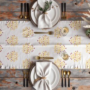 aranżacja stołu z bieżnikiem, zastawą i złotymi sztućcami, widok z góry