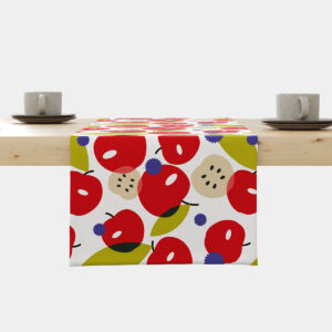 Bieżnik z motywem czerwonych jabłek rozłożony na jasnym stole