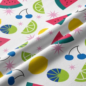 Zbliżenie na fakturę tkaniny i szczegóły nadruku z arbuzami, cytrynami i gwiazdkami