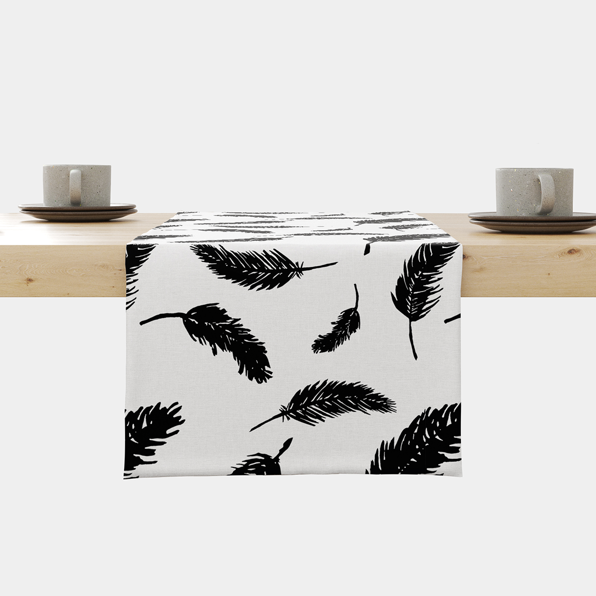 Główne ujęcie bieżnika na stole z kontrastującym czarnym wzorem piór na jasnym tle