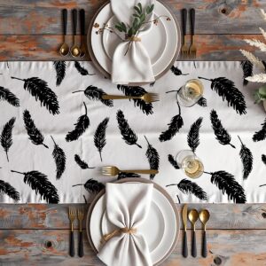 Bieżnik ułożony w aranżacji stołu z zastawą i złotymi sztućcami, widok z góry