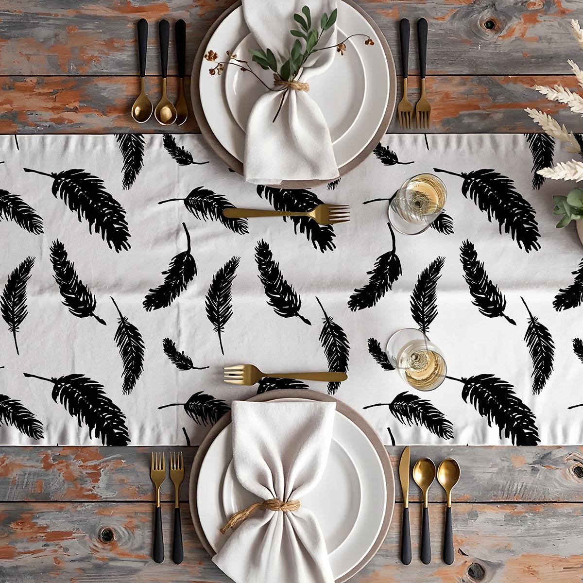 Bieżnik ułożony w aranżacji stołu z zastawą i złotymi sztućcami, widok z góry