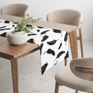 Boczny widok bieżnika na drewnianym stole w nowoczesnej jadalni