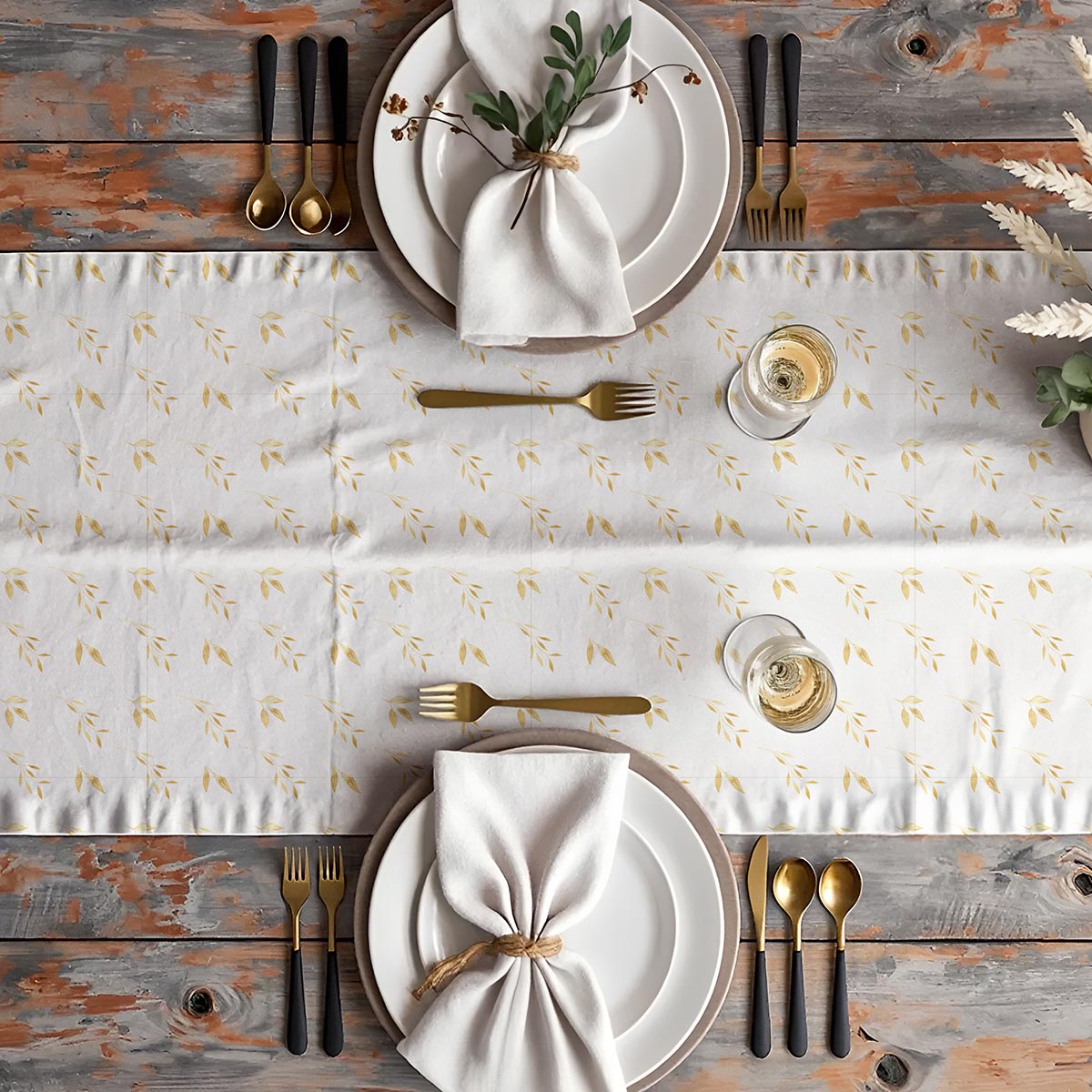 Stół nakryty z bieżnikiem, talerze i złote sztućce w aranżacji