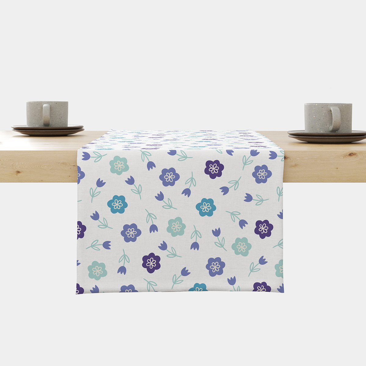 Bieżnik na stole z widocznym wzorem drobnych kwiatów w odcieniach mięty, błękitu i fioletu