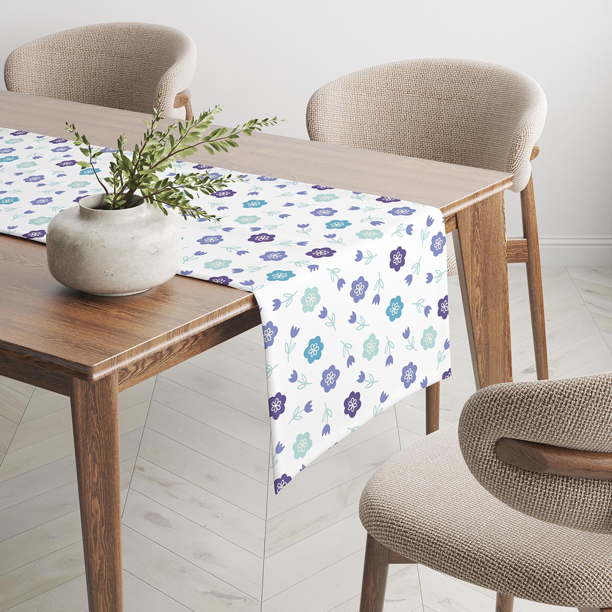 Widok bieżnika ułożonego na stole z wazonem i dekoracjami, prezentujący całościowy efekt dekoracyjny