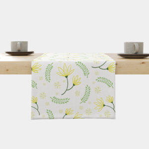 Bieżnik na stole z delikatnym wzorem żółtych kwiatów i zielonych listków, ujęcie frontalne