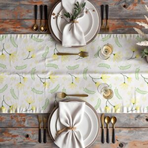 Widok aranżacyjny bieżnika rozciągniętego na stole z zastawą i złotymi sztućcami