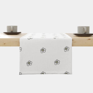 biały bieżnik z rozproszonymi stokrotkami ułożony na stole, widok z przodu