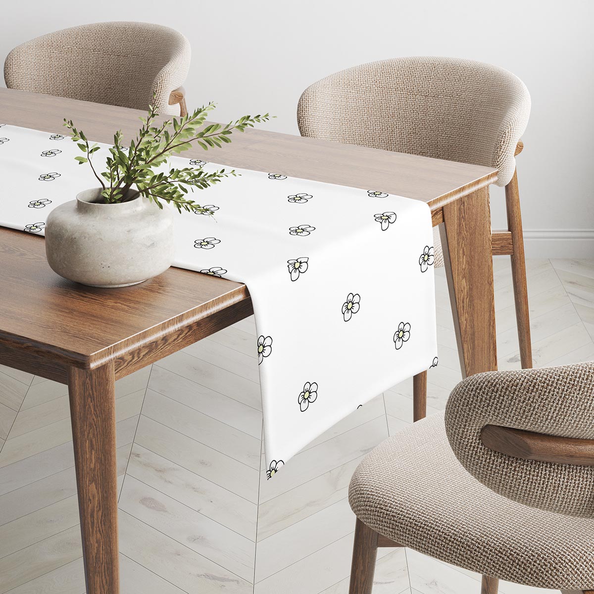 bieżnik z motywem stokrotek na krawędzi stołu, widok z boku