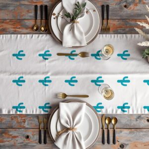 Widok z góry na nakryty stół z bieżnikiem i zastawą w stylowej aranżacji