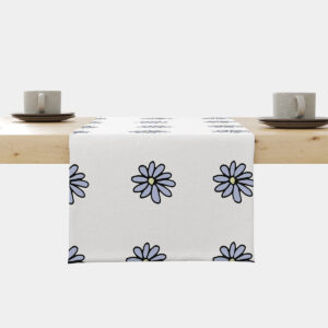 Bieżnik z rysunkowymi stokrotkami ujęcie z przodu na krawędzi stołu