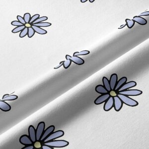 Zbliżenie na tkaninę i nadruk stokrotek ukazujące detale