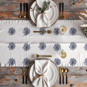 Widok z góry na nakryty stół z bieżnikiem i zastawą w rustykalnym stylu