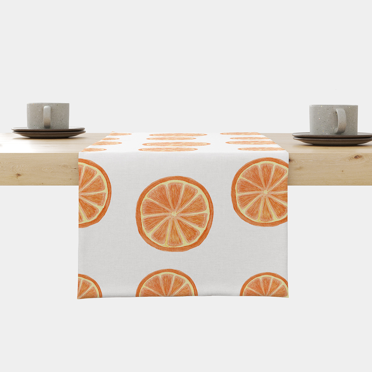 biały bieżnik ozdobiony powtarzającymi się akwarelowymi plasterkami pomarańczy na stole